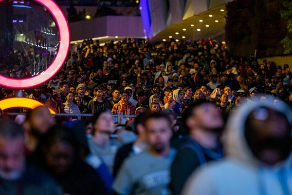 Comment les artistes d"aujourd"hui s"engagent-ils dans les enjeux environnementaux à travers leurs créations artistiques ?